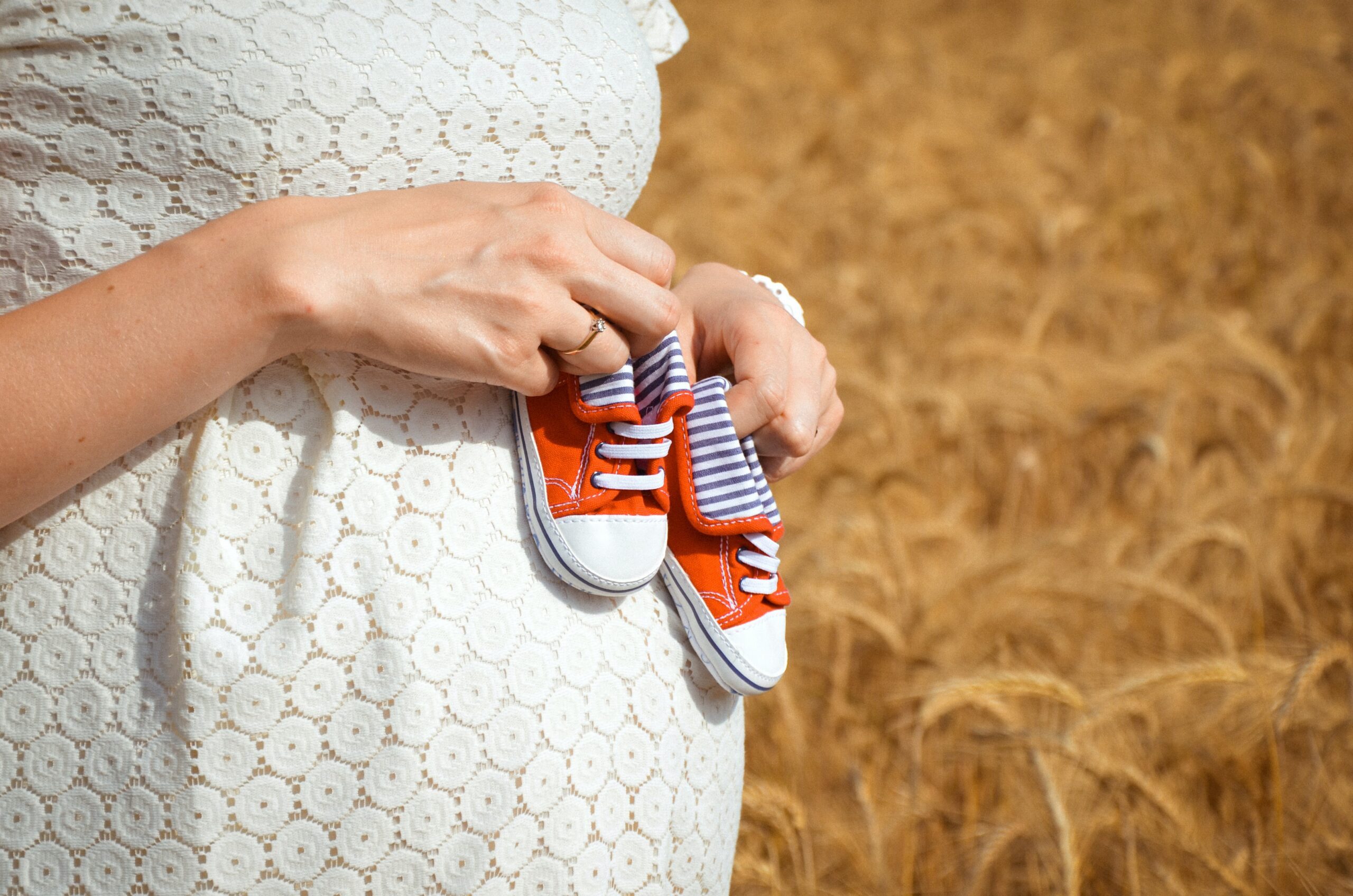babybauch mit schuhen