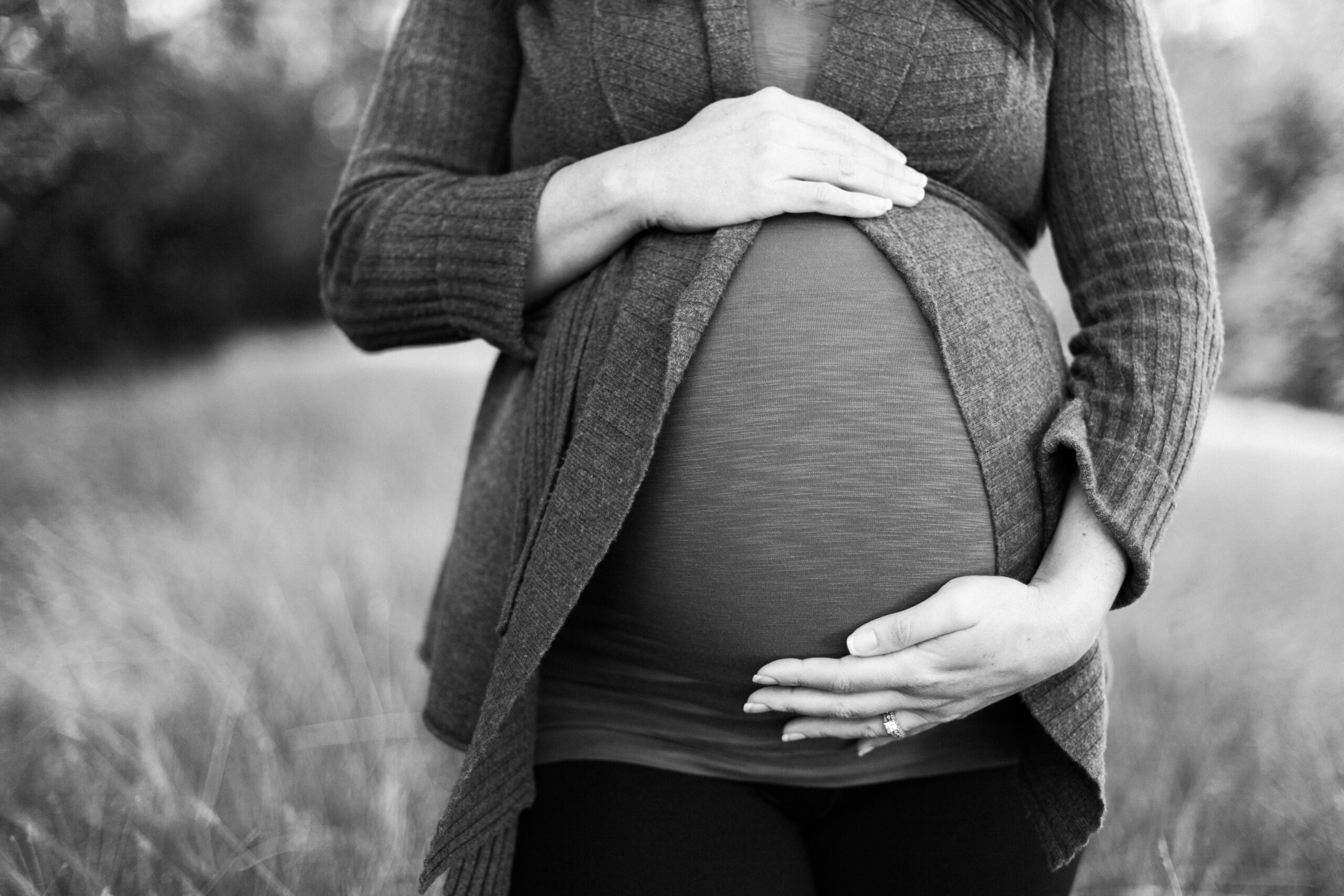 babybauch schwarzweiß